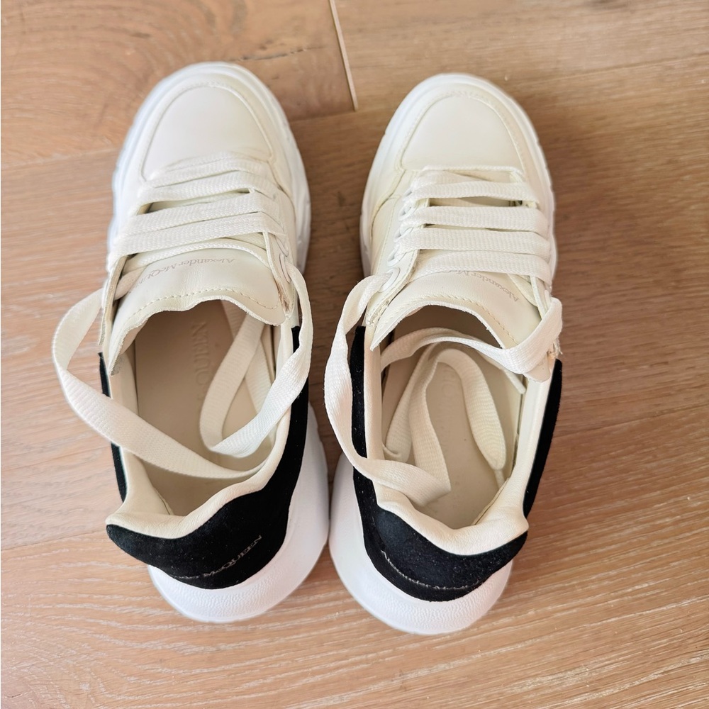 Alexander McQueen low-top sneakers (black white)